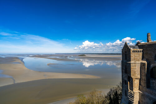 the view from mont saint michel Vue du Mont-Saint-Michel et baie à marée basse.