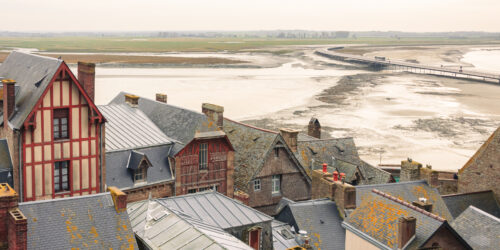 rooftop view of mont saint michel Toits en bord de mer avec paysage côtier.