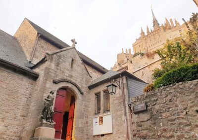 Église en pierre avec statue, Mont Saint-Michel.