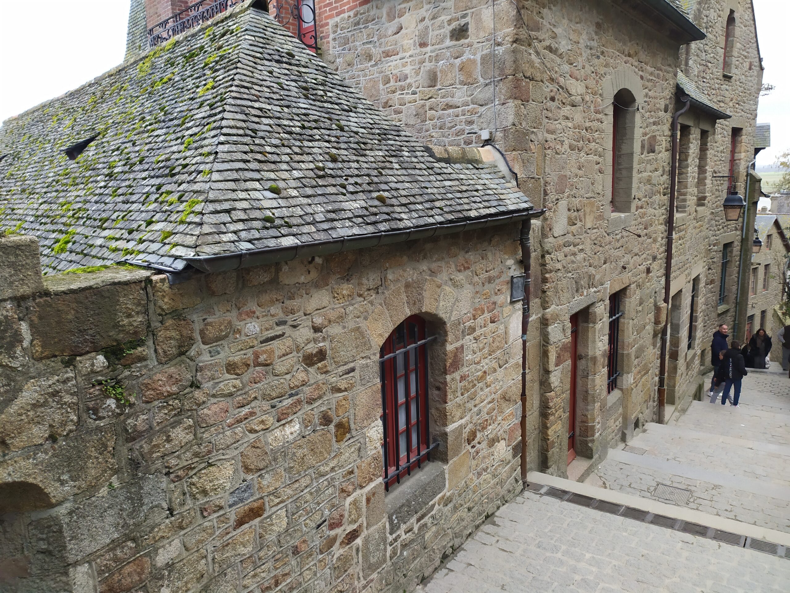 Rue pavée et bâtiments en pierre ancienne.