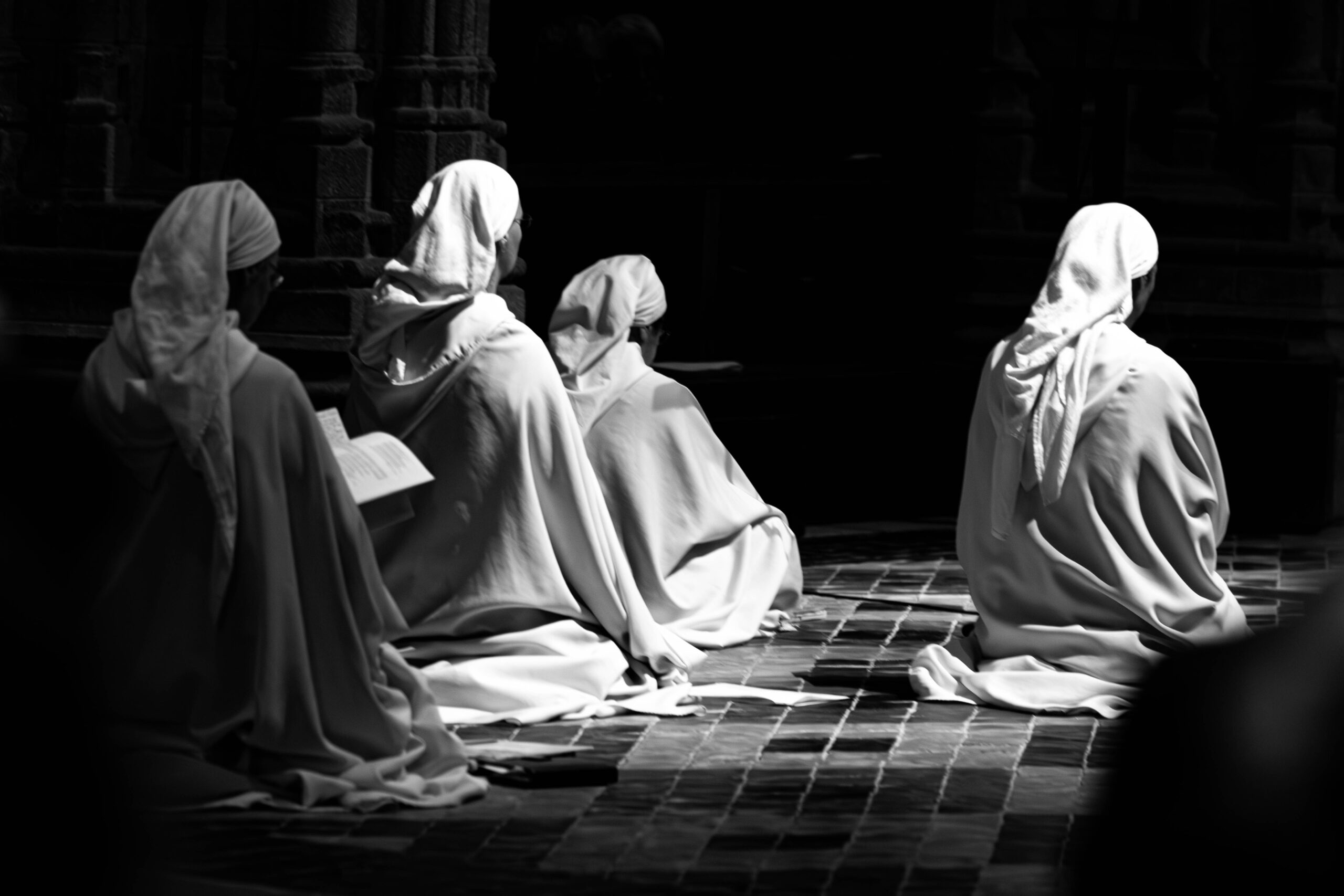 Personnes en vêtements religieux en prière.