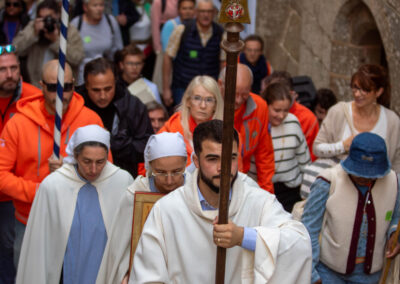 Procession religieuse avec croix dans la foule.
